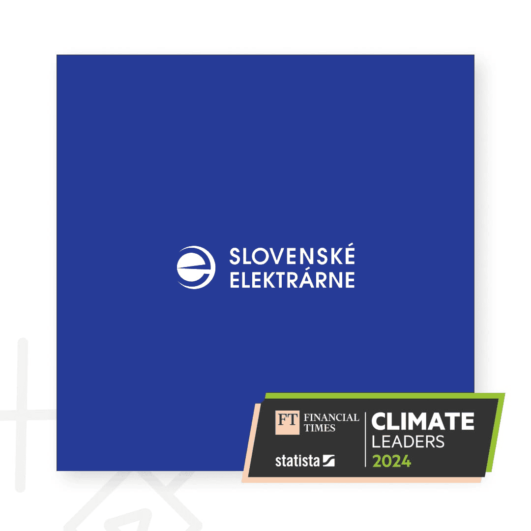 Logo společnosti Slovenské elektrárne na modrém pozadí. V pravém dolním rohu je odznak s nápisem "FT Financial Times Climate Leaders 2024" od Statista. Tento odznak naznačuje, že společnost Slovenské elektrárne byla uznána jako lídr v oblasti klimatu pro rok 2024.